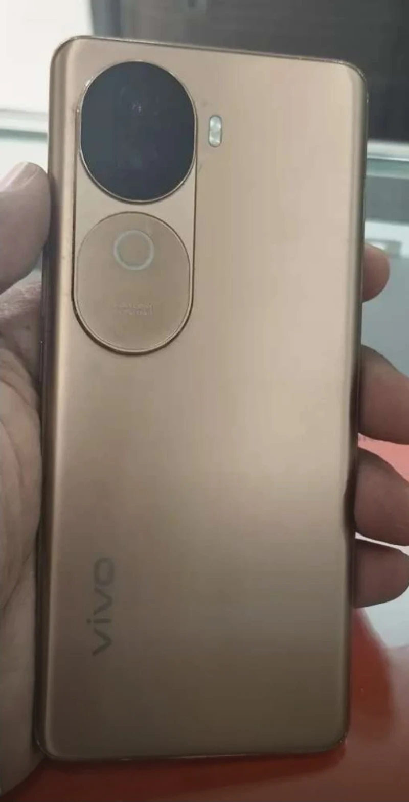 used-vivo-v40e-8-month-old-like-new-condition-in-bareilly-1761545927